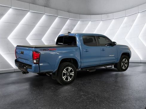Used 2019 Toyota Tacoma TRD Sport image 4
