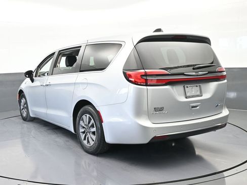 Used 2024 Chrysler Pacifica Select image 4
