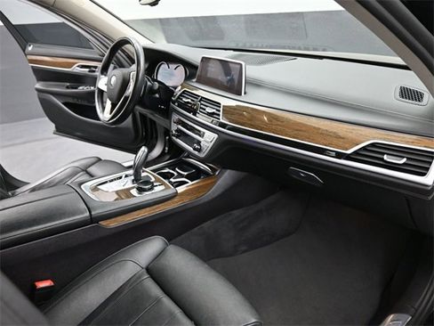 Used 2019 BMW 740i w/ Executive Package image 25