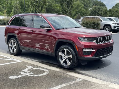 Used 2023 Jeep Grand Cherokee Limited w/ Luxury Tech Group II AWD/4WD image 2