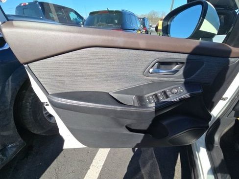 Used 2023 Nissan Rogue SV image 15