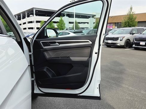 Certified 2023 Volkswagen Atlas SE w/ Panoramic Sunroof Package AWD/4WD image 35