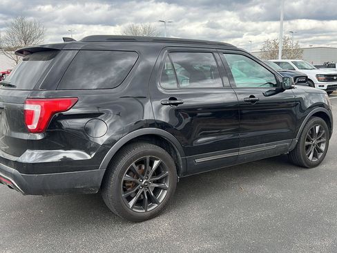 Used 2017 Ford Explorer XLT w/ Equipment Group 202A AWD/4WD image 6