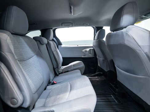 Used 2025 Toyota Sienna LE AWD/4WD image 31