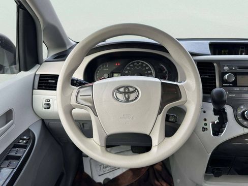 Used 2014 Toyota Sienna L FWD image 18