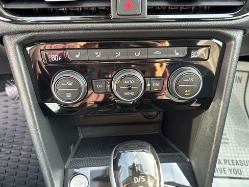 Used 2024 Volkswagen Taos SE w/ Panoramic Sunroof Package image 33