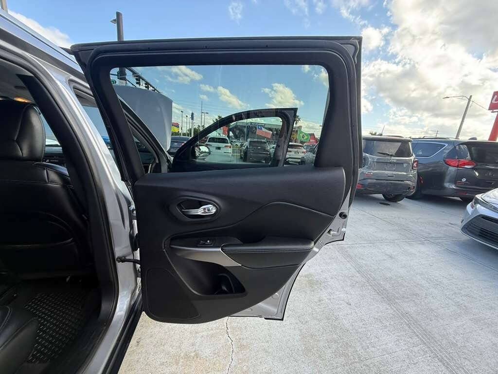 Used 2019 Jeep Cherokee Latitude Plus w/ Cold Weather Group AWD/4WD image 12