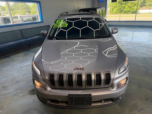 Used 2016 Jeep Cherokee Latitude FWD image 3