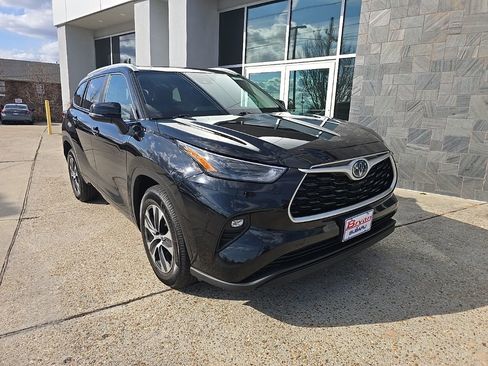 Used 2024 Toyota Highlander XLE FWD image 3