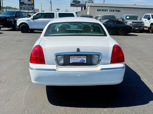 Used 2010 Lincoln Town Car Signature Limited RWD image 4