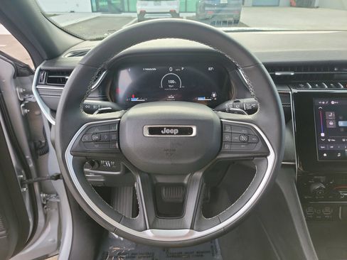 Used 2024 Jeep Grand Cherokee Altitude RWD image 17