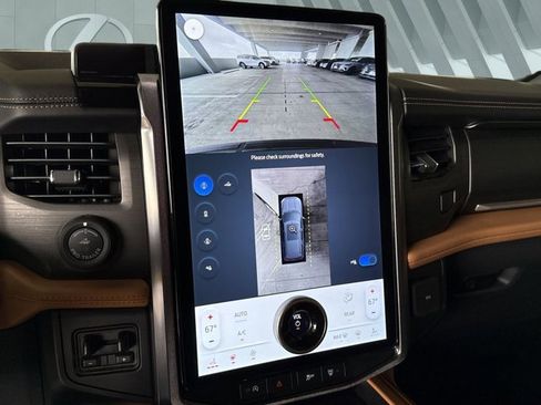 Used 2024 Ford Expedition Platinum image 18