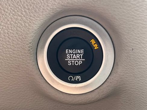 Used 2023 Chrysler Pacifica Touring-L FWD image 32