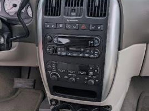 Used 2005 Chrysler Town & Country Touring w/ Leather Interior Group image 13