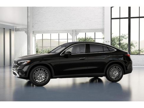 Used 2025 Mercedes-Benz GLC 300 4MATIC image 36