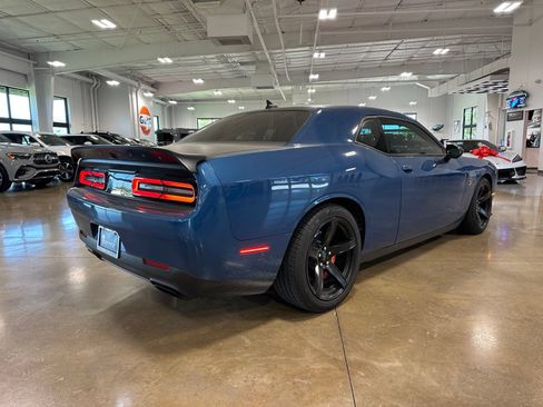 Used 2020 Dodge Challenger SRT Hellcat w/ Carbon/Suede Interior Package RWD image 5
