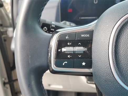 Certified 2025 Kia Carnival EX image 22