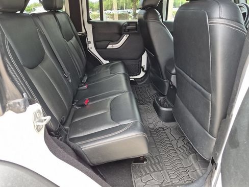 Used 2017 Jeep Wrangler Unlimited Rubicon w/ Cold Weather Group AWD/4WD image 23