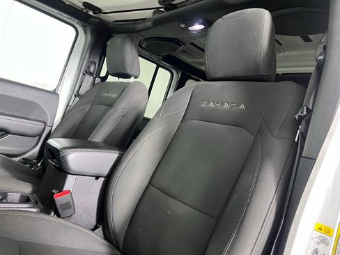 Used 2018 Jeep Wrangler Unlimited Sahara AWD/4WD image 5