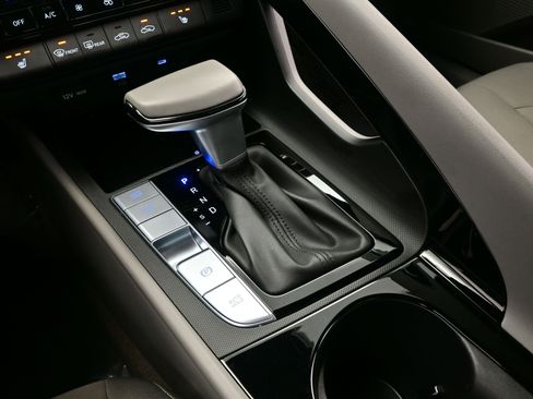 Certified 2025 Hyundai Elantra SEL image 20