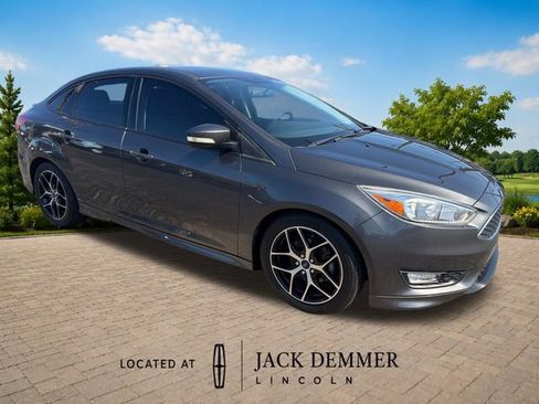 Used 2016 Ford Focus SE w/ SE Sport Package FWD image 9