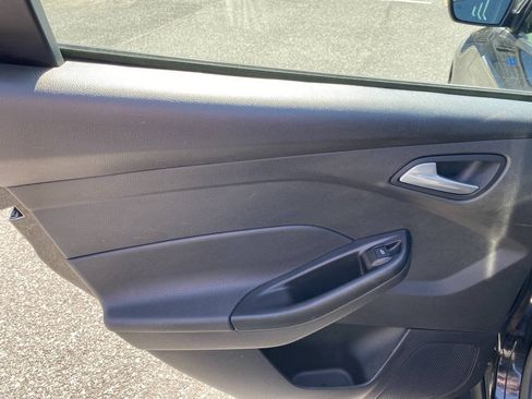 Used 2018 Ford Focus SE w/ Cold Weather Package FWD image 13
