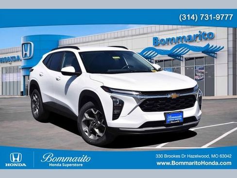 Used 2025 Chevrolet Trax LT w/ LT Convenience Package FWD image 1
