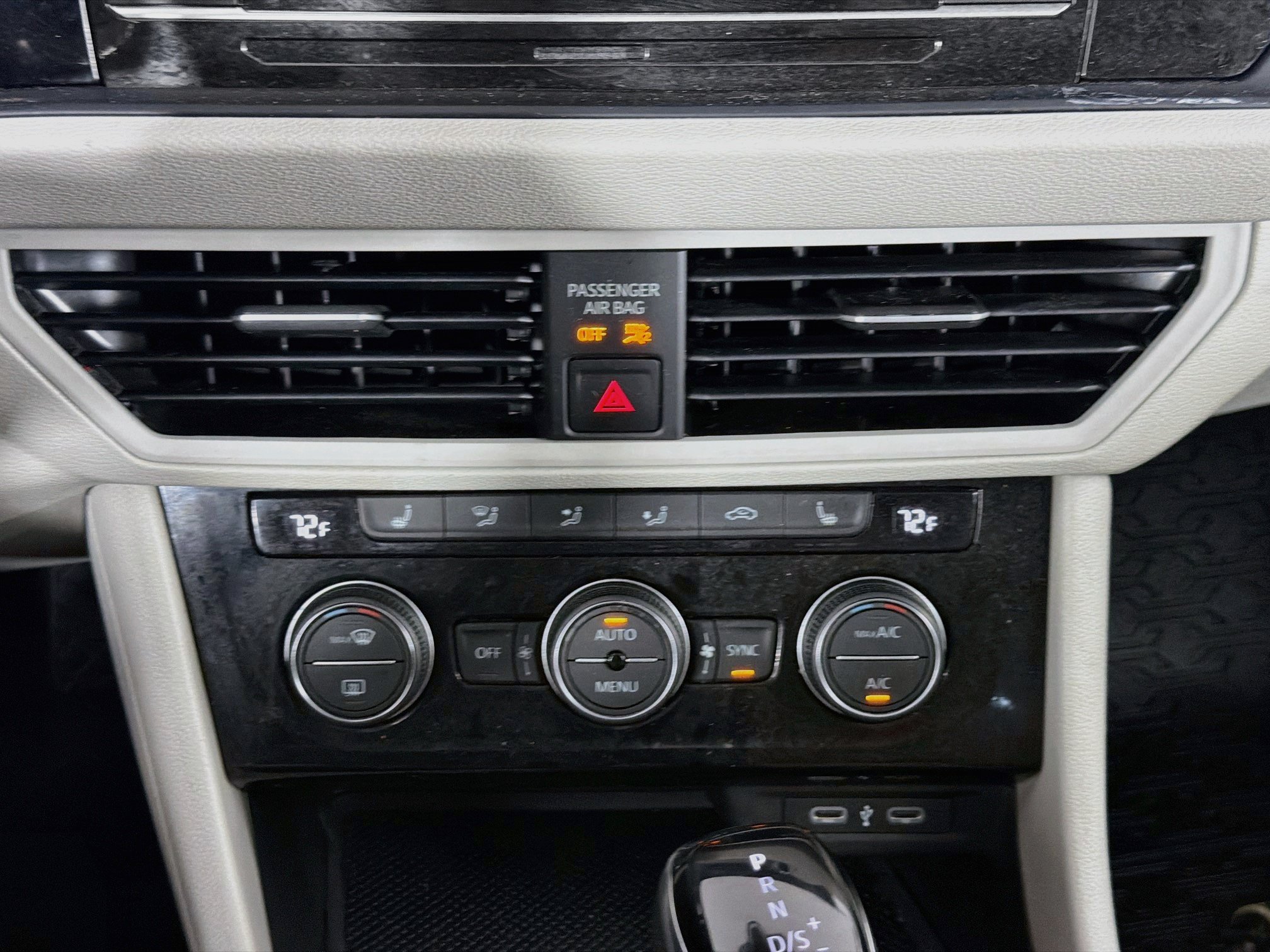 Used 2024 Volkswagen Jetta SE w/ Panoramic Sunroof Package FWD image 23