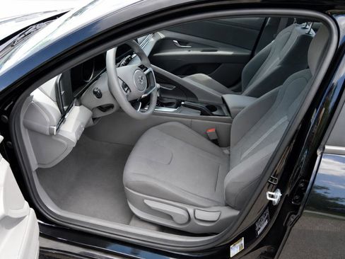 Used 2023 Hyundai Elantra SE FWD image 11