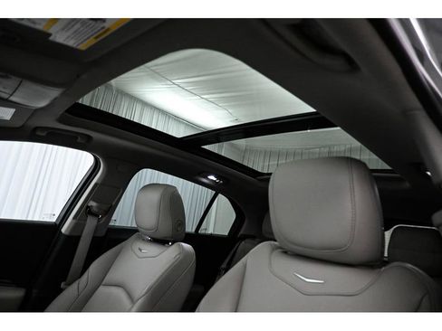 Used 2023 Cadillac XT4 Luxury w/ Cold Weather Package FWD image 11