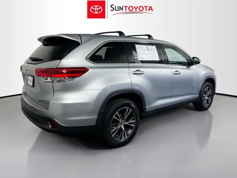 Used 2019 Toyota Highlander LE AWD/4WD image 4