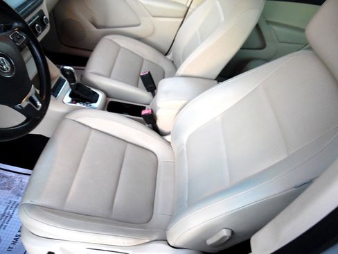 Used 2012 Volkswagen Tiguan SE image 10