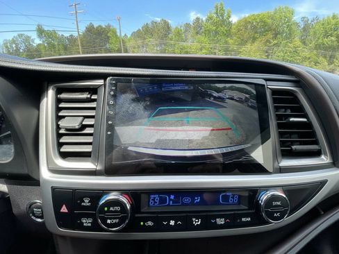 Used 2019 Toyota Highlander XLE image 22