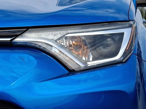 Used 2018 Toyota RAV4 XLE AWD/4WD image 10