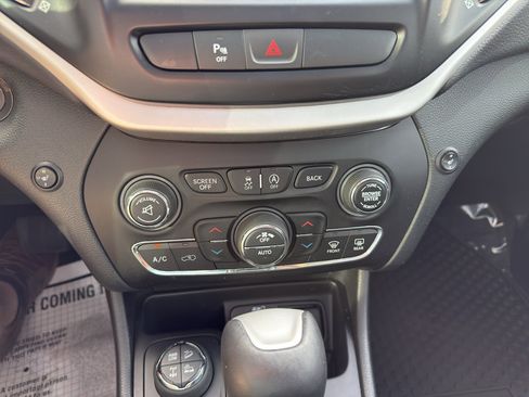 Used 2018 Jeep Cherokee Trailhawk w/ Comfort/Convenience Group AWD/4WD image 19