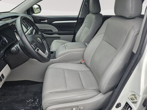 Used 2018 Toyota Highlander XLE image 10