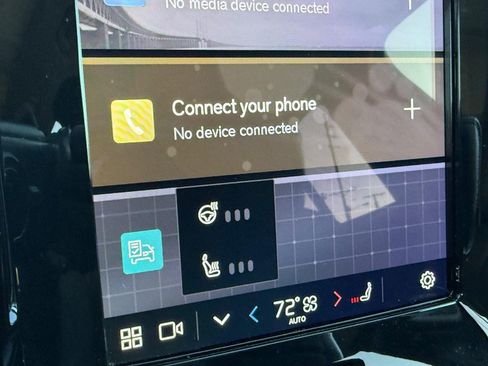 Certified 2025 Volvo XC40 B5 Plus image 22