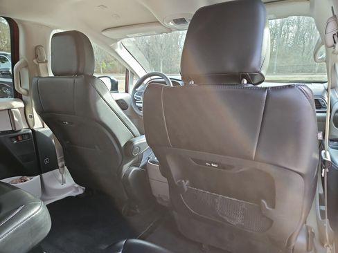 Used 2024 Chrysler Pacifica Touring-L image 18
