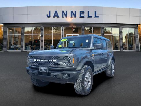 Used 2025 Ford Bronco Badlands image 1