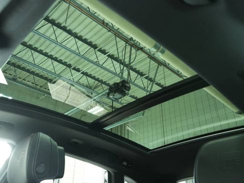 Certified 2025 Porsche Macan image 37