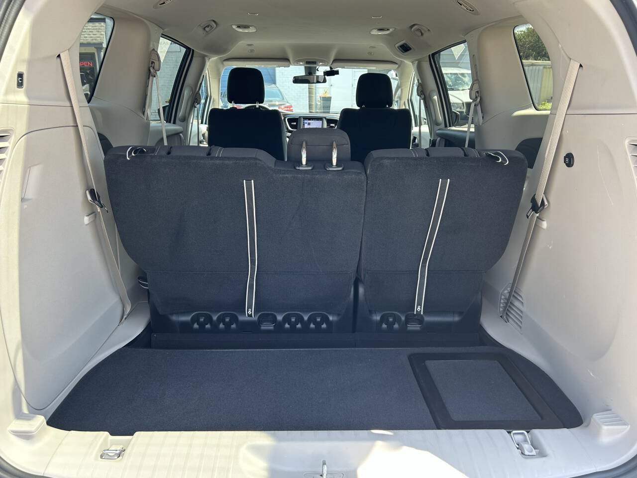 Used 2022 Chrysler Voyager LX FWD image 9