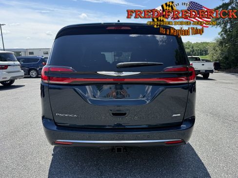 Used 2024 Chrysler Pacifica Pinnacle w/ Trailer Tow Group AWD/4WD image 6