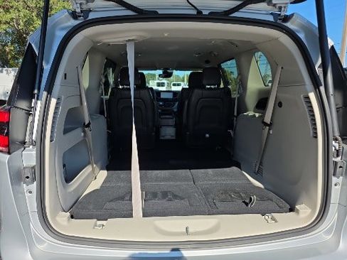 Used 2024 Chrysler Pacifica Touring-L image 20
