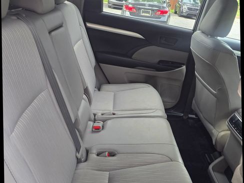 Used 2019 Toyota Highlander Plus FWD image 9