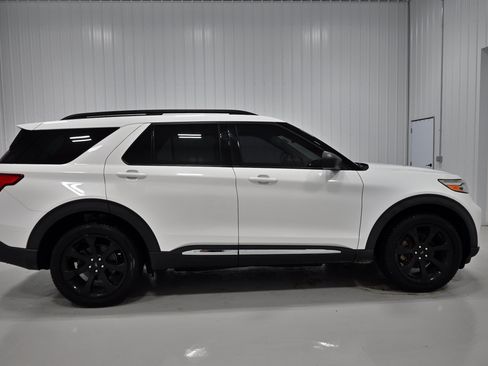 Used 2021 Ford Explorer XLT w/ Equipment Group 202A AWD/4WD image 39