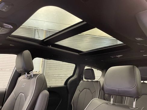 New 2027 Chrysler Pacifica Limited w/ S Appearance Package FWD image 14