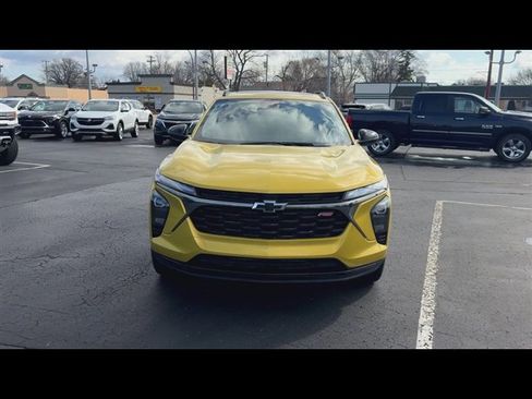 Certified 2025 Chevrolet Trax RS w/ Sunroof Package FWD image 3