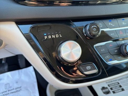 Used 2024 Chrysler Pacifica Touring-L image 21