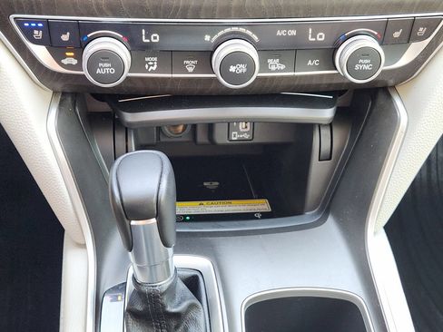Used 2018 Honda Accord Touring image 16