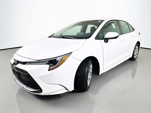 Used 2023 Toyota Corolla LE image 3
